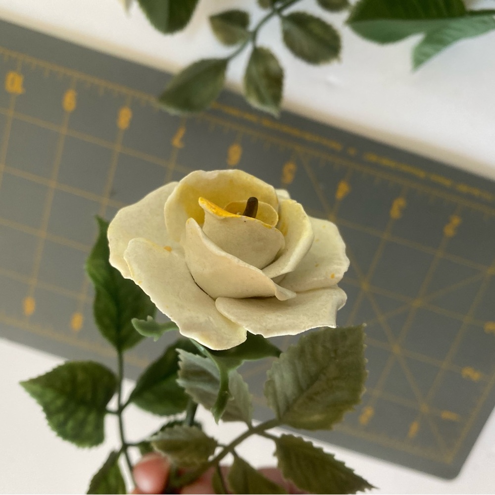 Vintage porcelain white roses / faux flowers - Picture 15 of 15